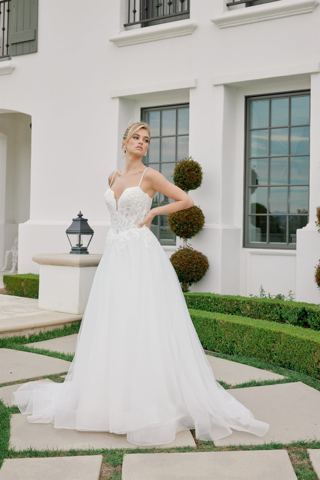Romantic Sleeveless Wedding Ball Gown w/ Floral Bodice & Voluminous Skirt NXJE1059