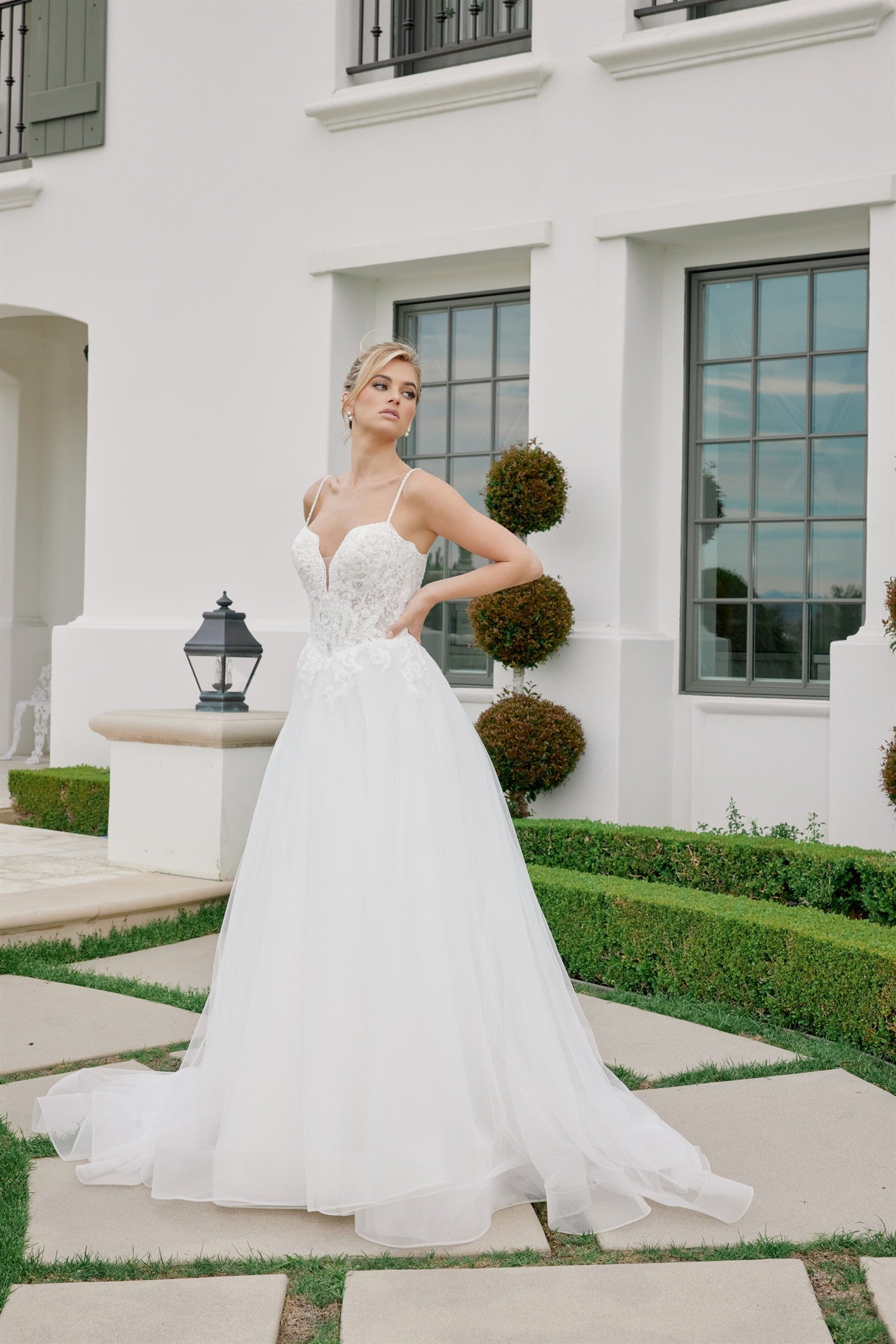 Romantic Sleeveless Wedding Ball Gown w/ Floral Bodice & Voluminous Skirt NXJE1059