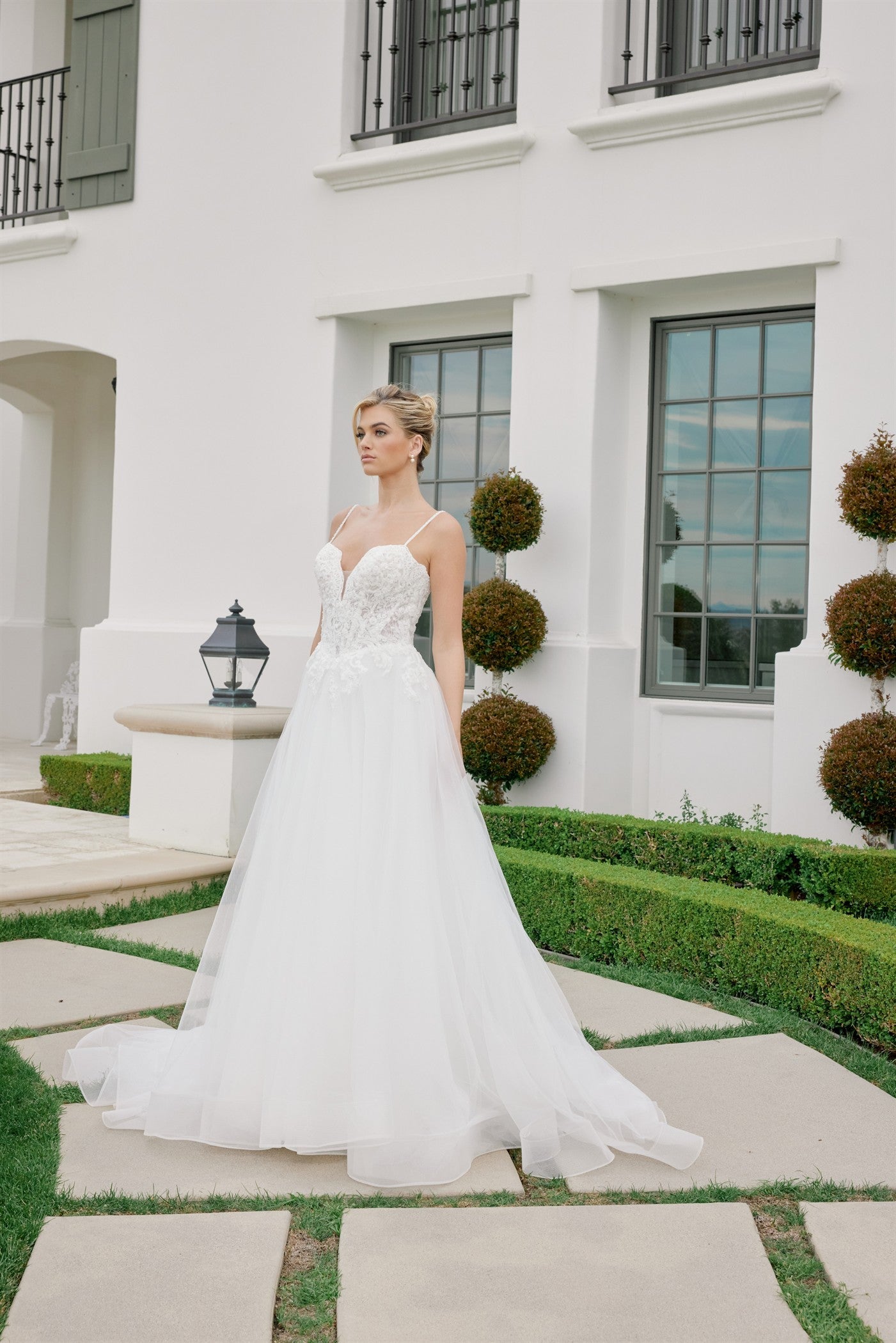 Romantic Sleeveless Wedding Ball Gown w/ Floral Bodice & Voluminous Skirt NXJE1059