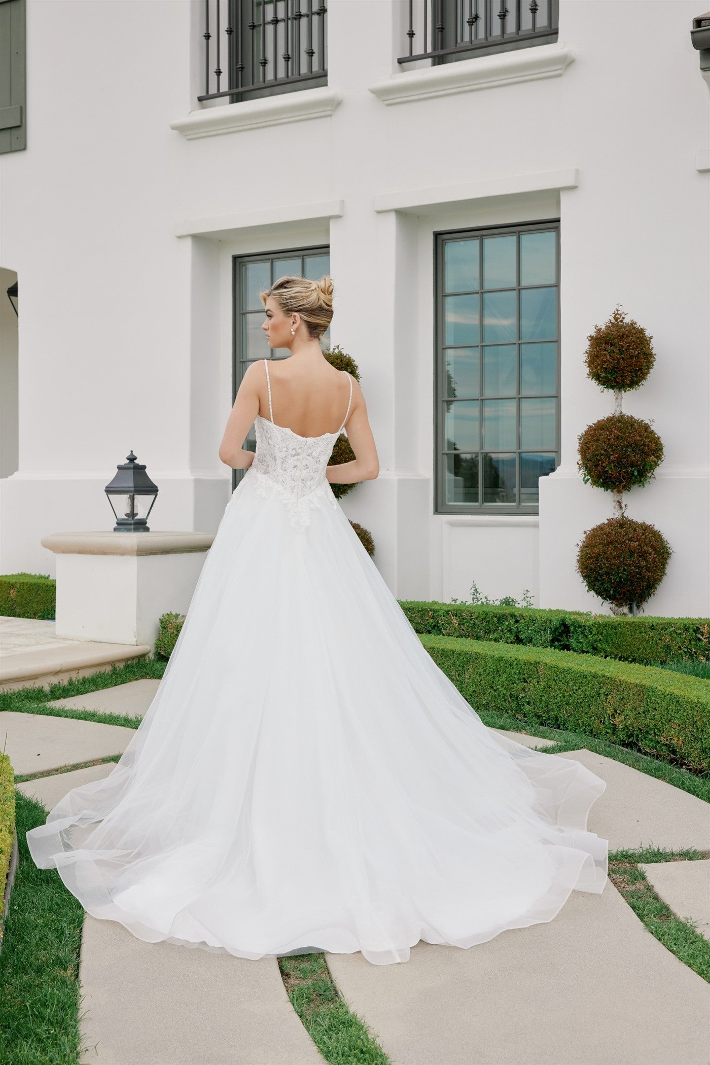 Romantic Sleeveless Wedding Ball Gown w/ Floral Bodice & Voluminous Skirt NXJE1059