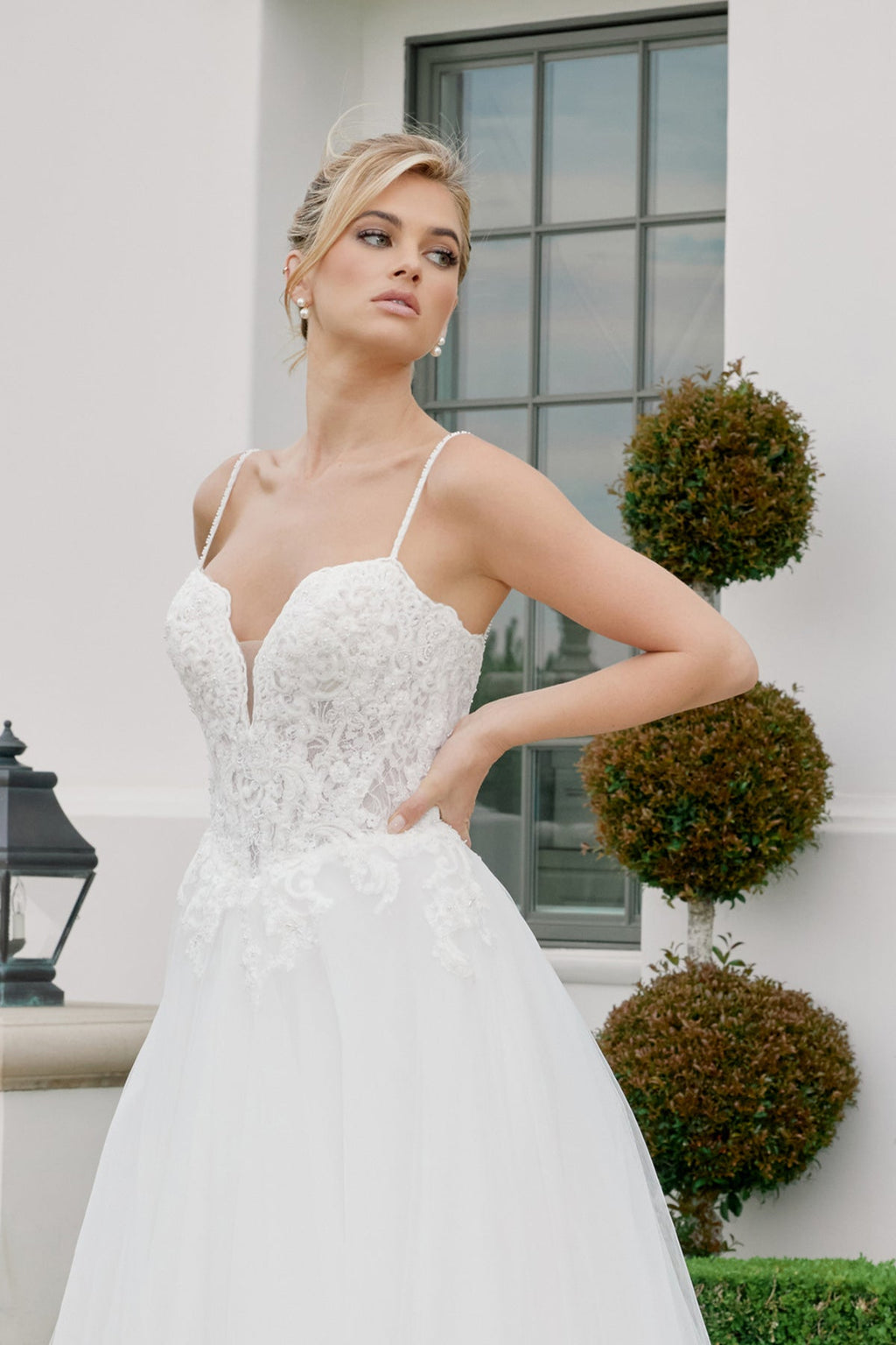 Romantic Sleeveless Wedding Ball Gown w/ Floral Bodice & Voluminous Skirt NXJE1059